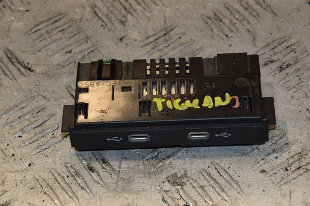 USB-разветвитель 5NA035736 VAG