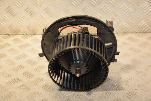 Мотор вентилятора печки (отопителя салона) Фольксваген Пассат B8