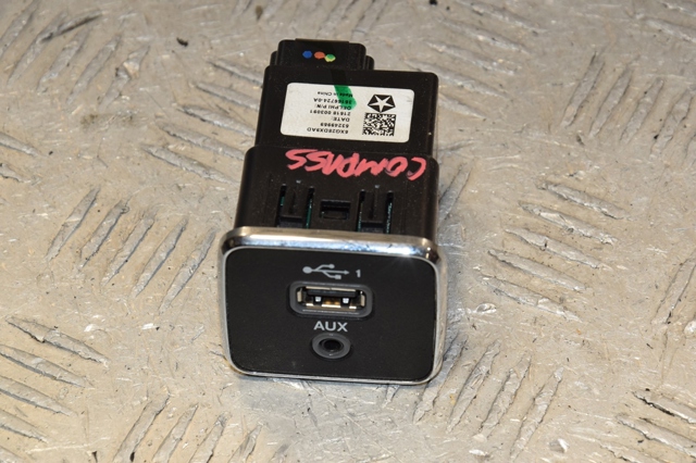 USB-разветвитель 5XG28DX9AD CHRYSLER