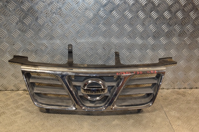 Облицовка радиатора 623108H700 NISSAN