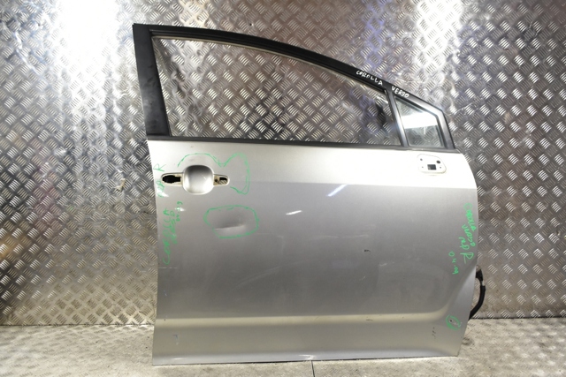 Пассажирская передняя дверь 670010F010 TOYOTA