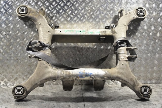 Поперечка задней подвески 6799103 BMW