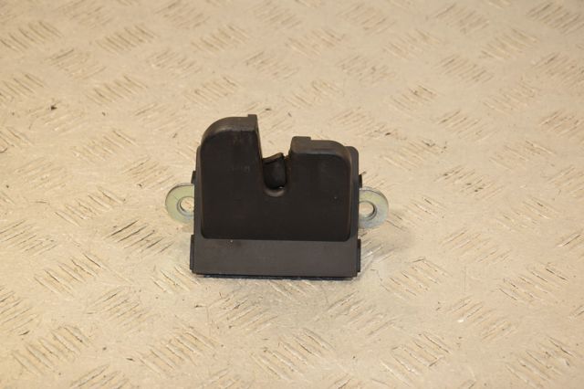 Замок и ручка двери задка 6J3827505 VAG