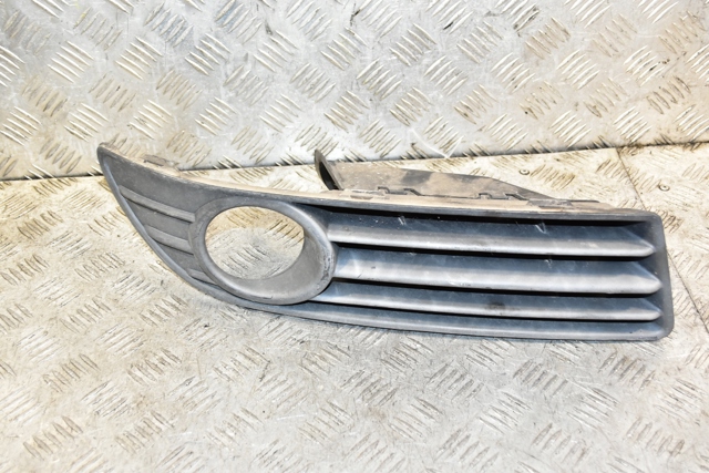 Правая решетка переднего бампера 6Q0853666G VAG