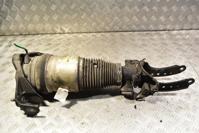 Амортизаторная стойка передняя правая 7L6412022T VAG