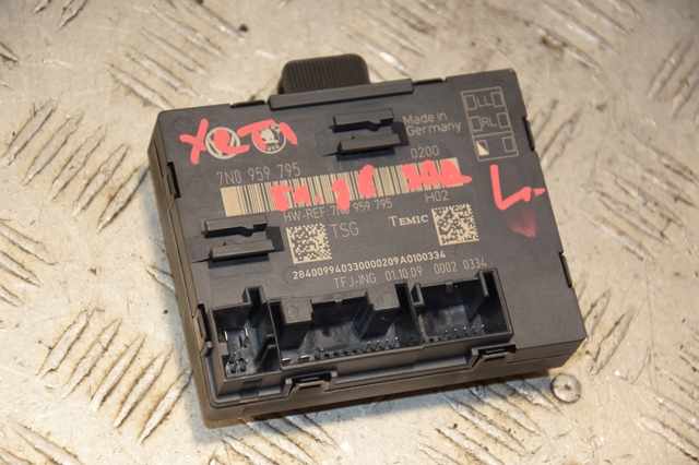 Блок комфорта задней двери 7N0959795 VAG