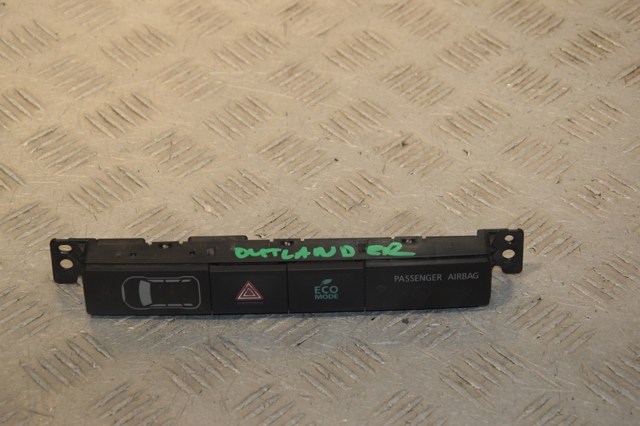 Кнопка аварийного сигнала 8002B409 MITSUBISHI
