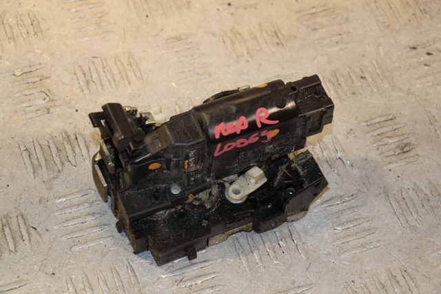 Замок передней пассажирской двери 805025267R RENAULT
