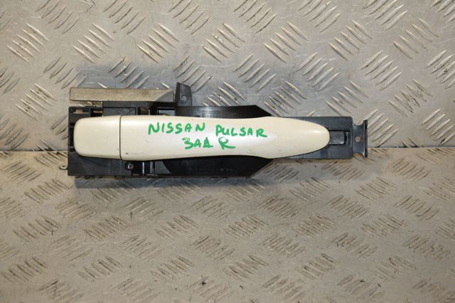 Держатель наружной ручки двери, передней правой 806104EA0A NISSAN