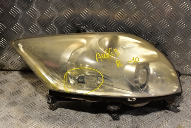 TOYOTA 8111002470 Правая фара в наличии Чернигов