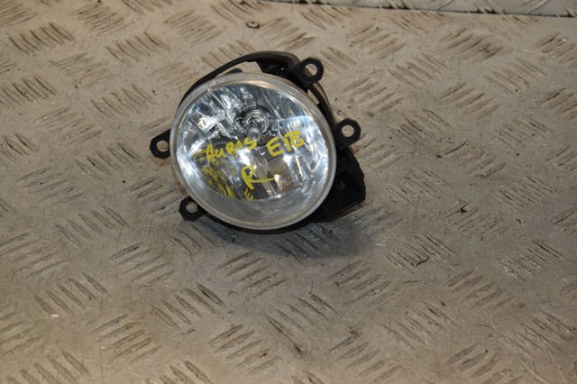 Противотуманка правая 8121002110 TOYOTA
