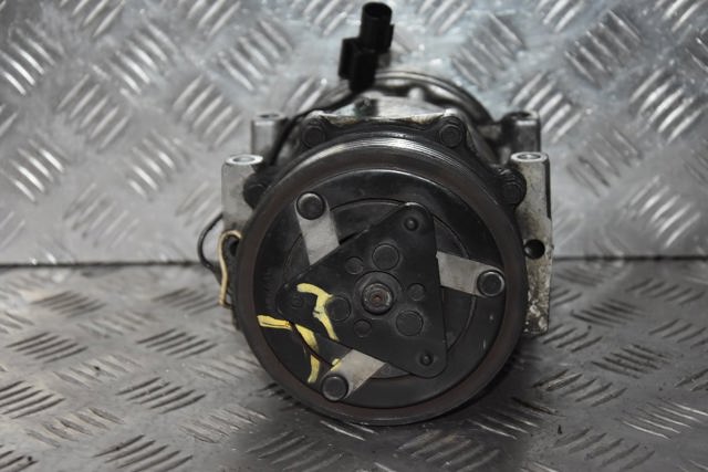 Компрессор системы кондиционирования 8200040681 NISSAN