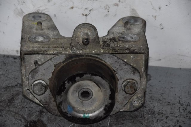 Кронштейн подушки КПП 8200219372 OPEL