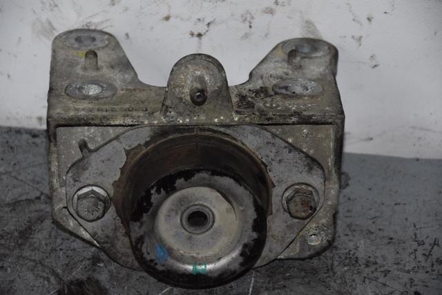 Крепление подушки коробки передач 8200219372 RENAULT
