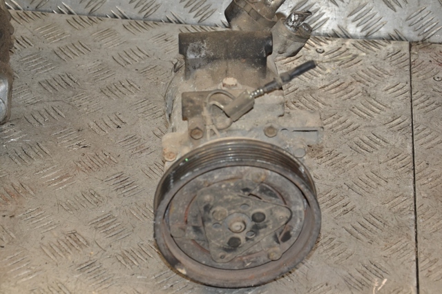 Компрессор системы кондиционирования 8200716562 RENAULT