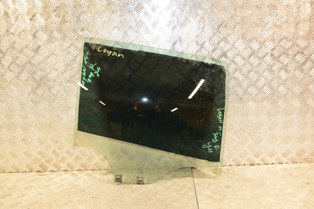 Стекло задней двери, правой 823007347R RENAULT