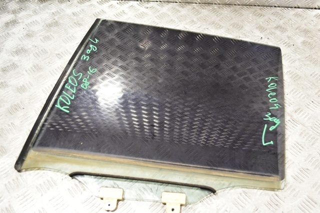 Стекло двери задней левой 823015728R RENAULT