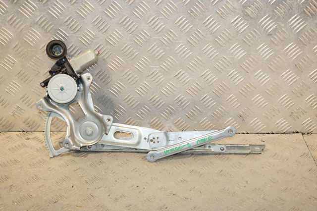Мотор стеклоподъемника двери передней, правой 8571035180 TOYOTA