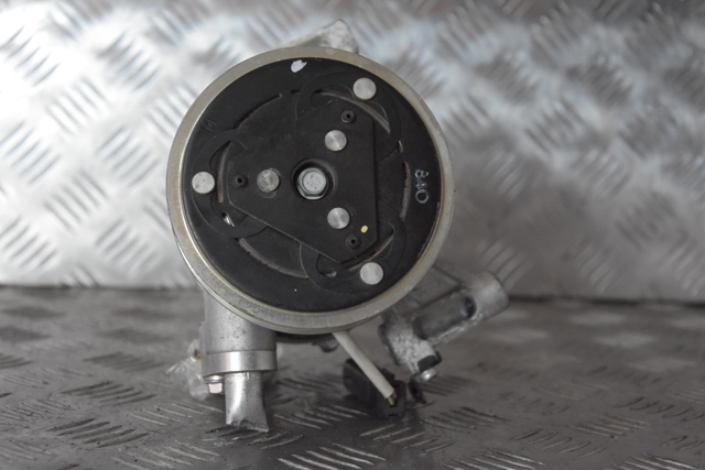 Компрессор системы кондиционирования 88310YV010 TOYOTA