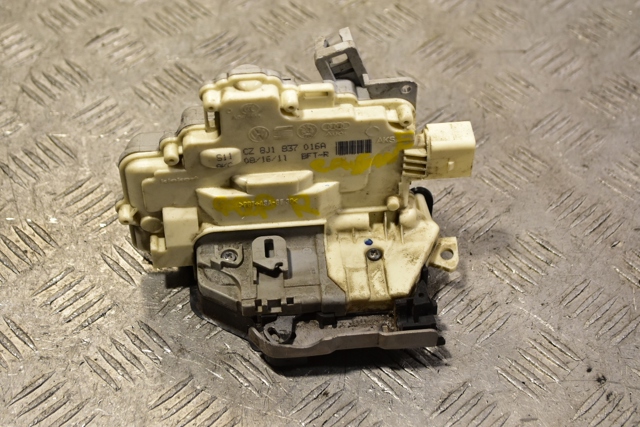 Внутренний дверной замок 8J1837016A PORSCHE