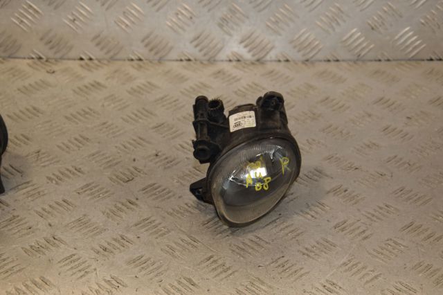 Противотуманка правая 8T0941700 VAG