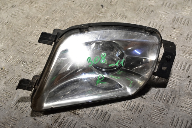 Противотуманка правая 9680498880 PEUGEOT