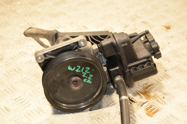 Насос гидроусилителя руля A0064661501 MERCEDES