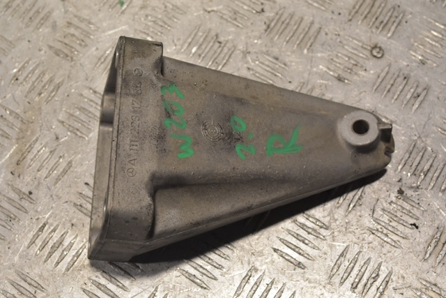Кронштейн подушки (опоры) двигателя, правой A1112231704 MERCEDES