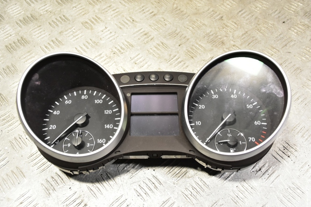 Щиток приборов A1645404847 MERCEDES