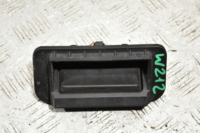 Кнопка привода замка третей/пятой двери A2218702410 MERCEDES