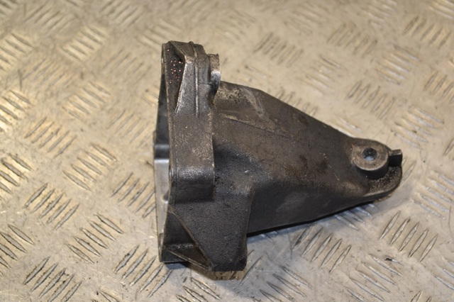 Кронштейн подушки (опоры) двигателя, левой A2712230904 MERCEDES