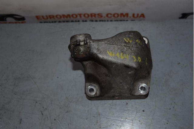 Кронштейн подушки (опоры) двигателя, левой A6422230204 MERCEDES