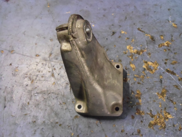 Кронштейн подушки (опоры) двигателя, правой A6462230704 MERCEDES