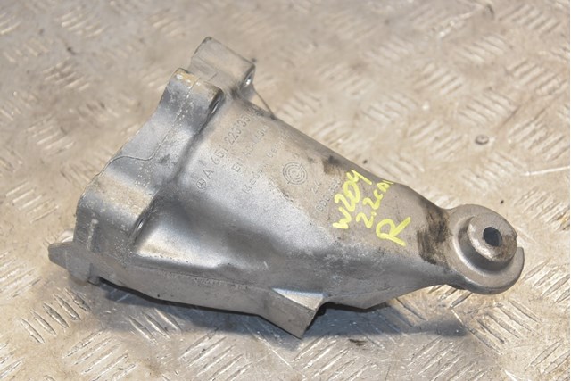 Кронштейн подушки (опоры) двигателя, правой A6512233504 MERCEDES