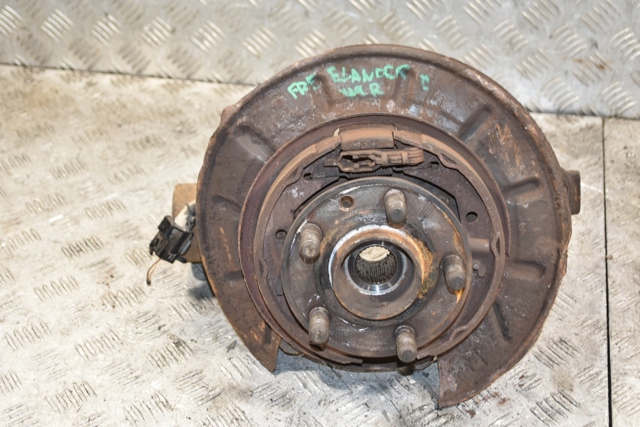 Кулак поворотный правый LR001128 LAND ROVER