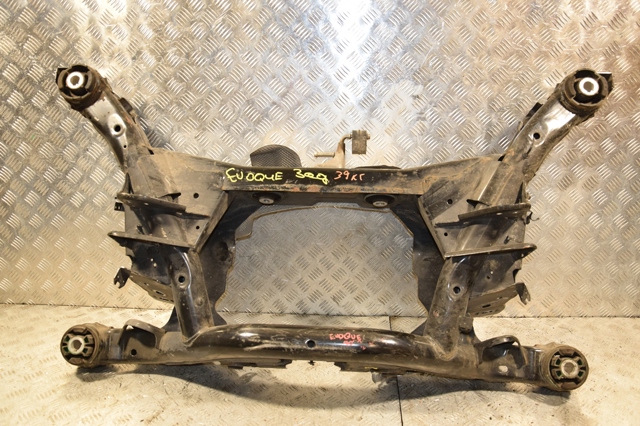 Балка задней подвески поперечная LR133938 LAND ROVER