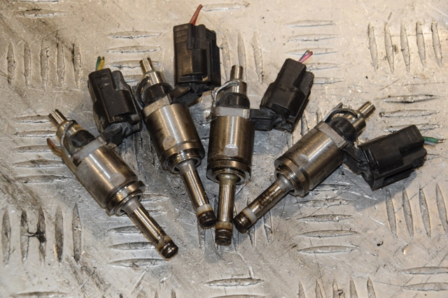Форсунка впрыска топлива PE0113250B MAZDA