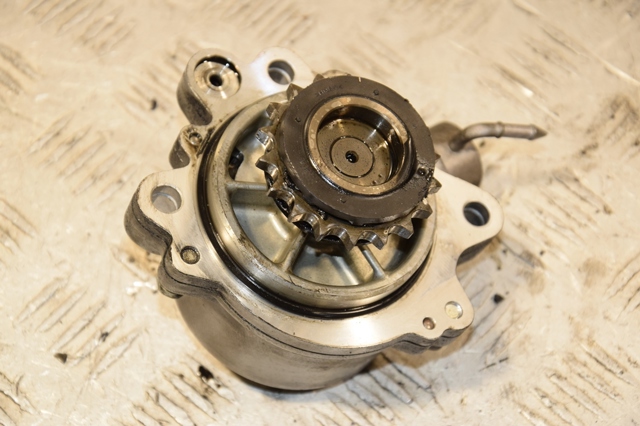 R2AA18G00 MAZDA Насос вакуумный купить в Житомир