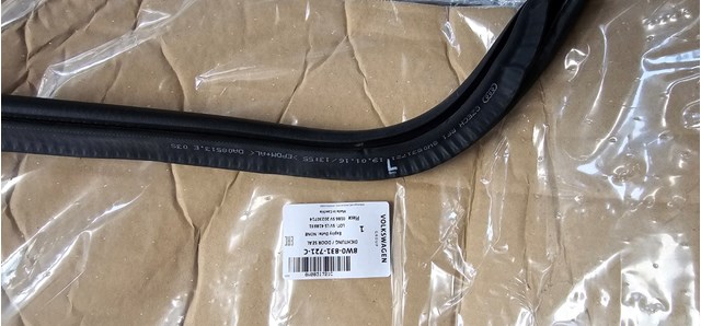 VAG 8W0831721C Уплотнитель двери передней (на кузове) в наличии Одесса
