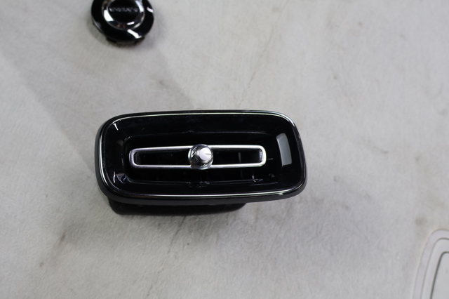 Решетка воздуховода правая 31442626 VOLVO