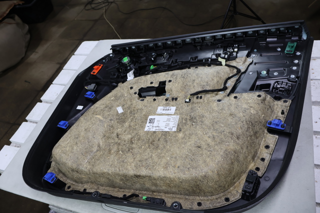 32282660 Обшивка (облицовка) внутренняя двери передней левой купить Украина