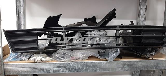 Решетка бампера переднего центральная 51117331724 BMW