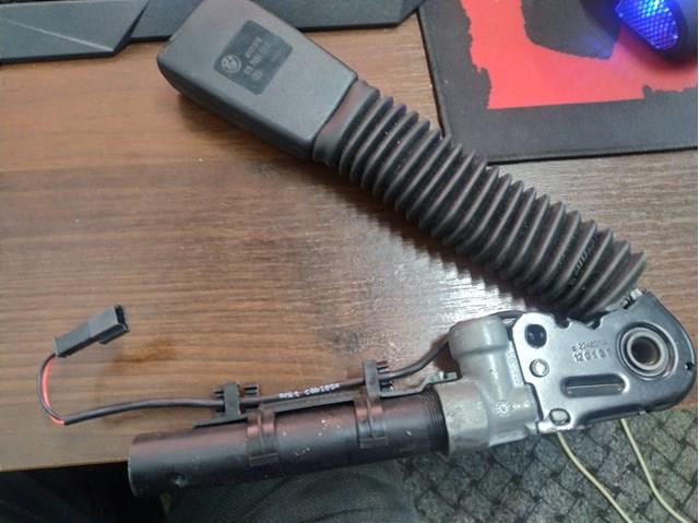 Рычаг фиксации ремня безопасности, правый 72119115306 BMW