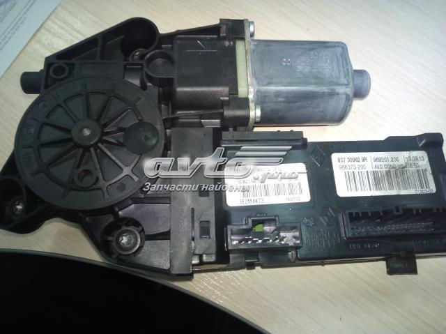 Мотор стеклоподъемника двери передней, правой 807309629R RENAULT