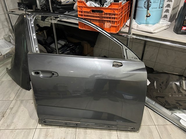 Пассажирская передняя дверь 83F831052A VAG