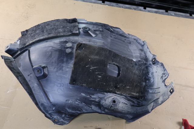 Подкрылок переднего крыла, правый задний A2946806003 MERCEDES