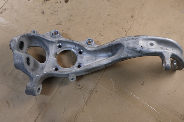 MERCEDES A2963320300 Цапфа передняя левая в наличии Сумы