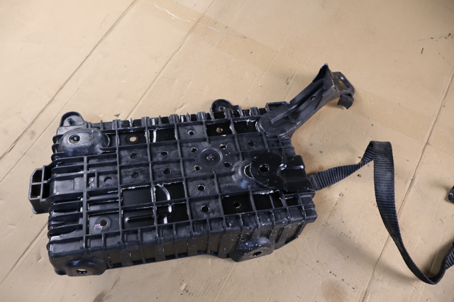 MERCEDES A2976200000 Полка под аккумулятор в наличии Ирпень