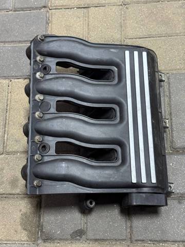 Впускной коллектор 11612246942 BMW