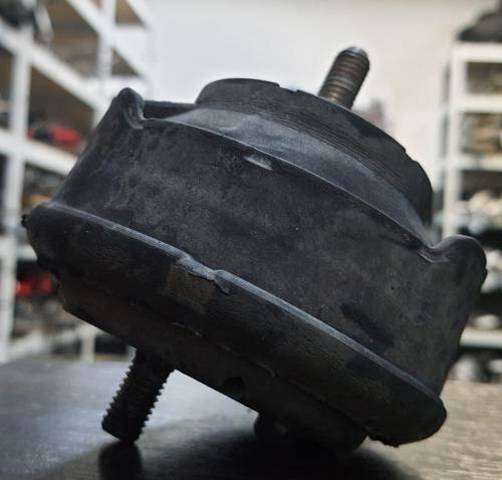 Правая подушка двигателя Бмв 3